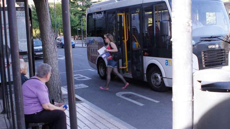 Microbus urbano en una de las paradas realizadas en La Marina.