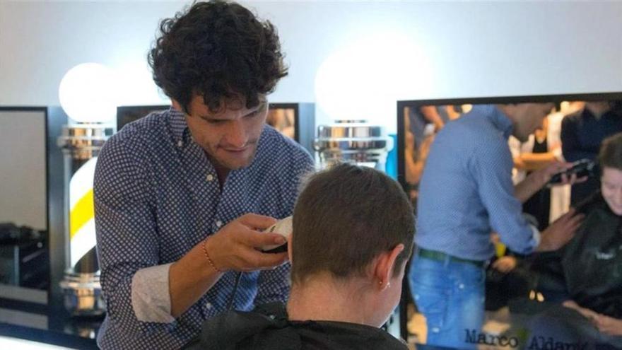 Miguel Abellán y Fonsi Nieto ejercen de peluqueros contra el cáncer de próstata