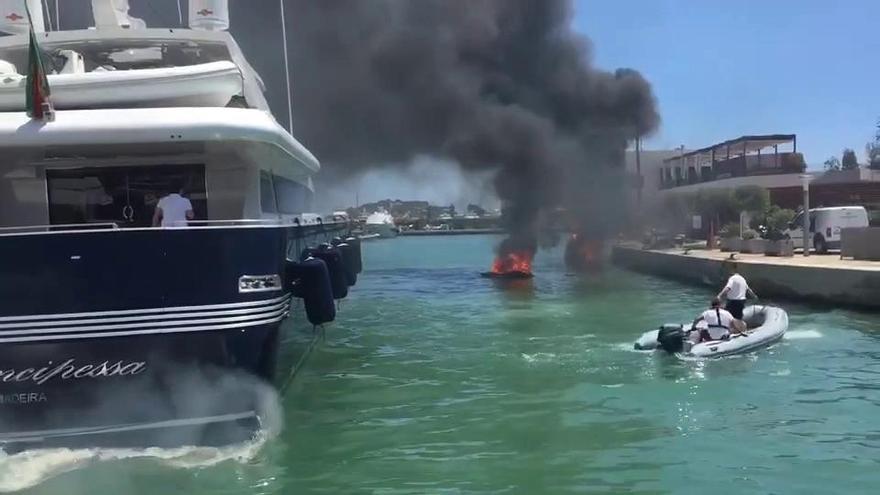 Incendio y explosión de un barco en Marina Ibiza