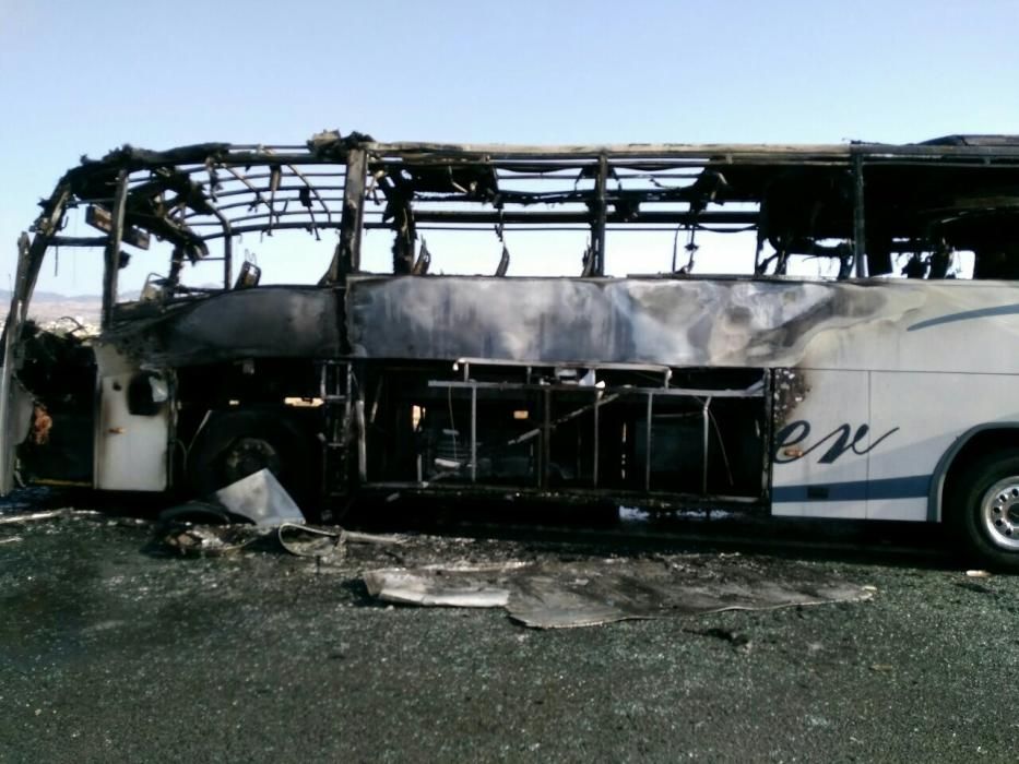 Un autobús queda calcinado en la autovía A7