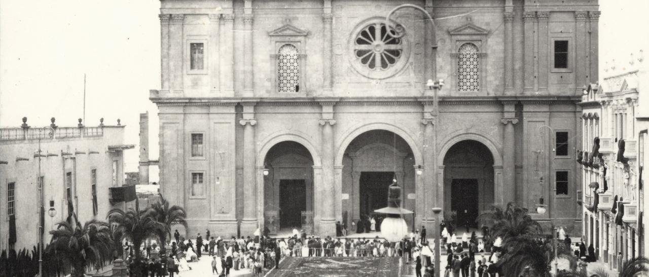 Imagen histórica de la Catedral de Santa Ana y la Plaza en un día del Corpus.