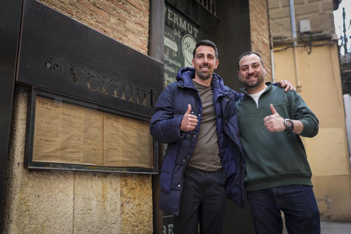 Isaac Cuenca, en el Restaurant Museu del Vermut, junto a su amigo
