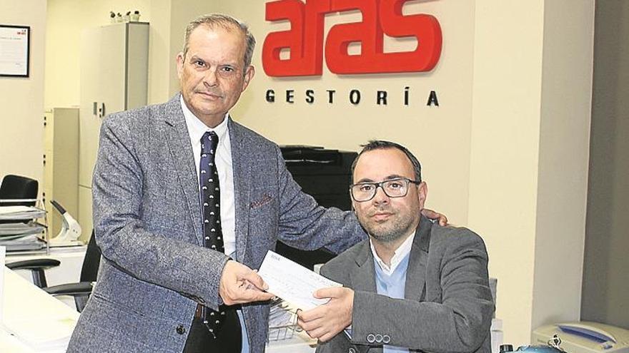 Gestoría Aras dona 2.000 euros de su calendario a la asociación Amfe