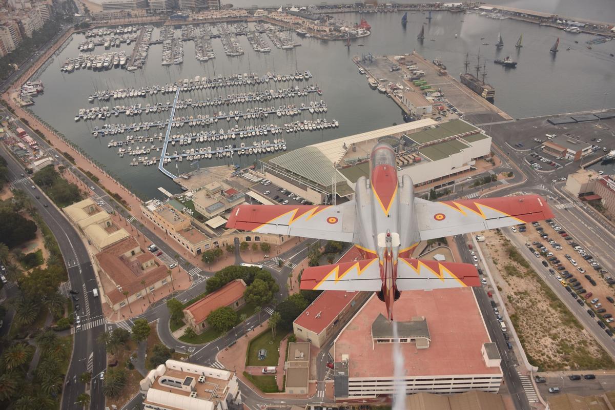 La Patrulla Águila volverá el domingo al puerto de Alicante