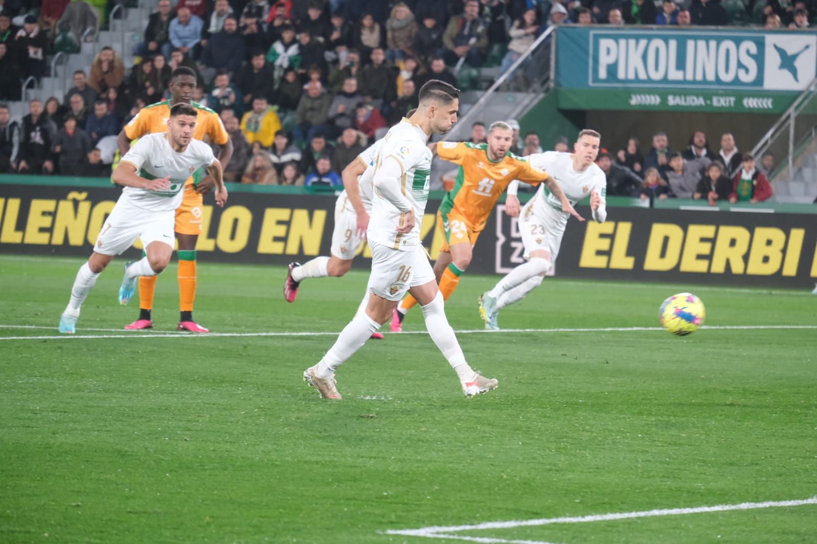 Ambientazo en el Martínez Valero en el Elche - Betis