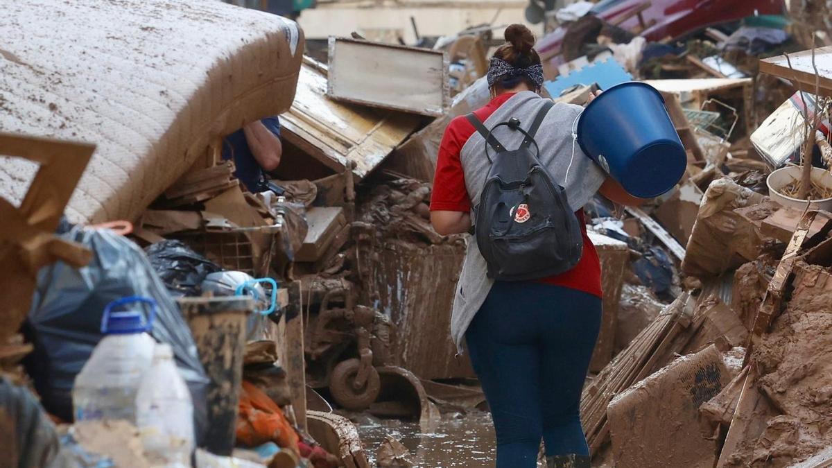 La basura se sigue acumulando en la calle Lepanto de Paiporta.