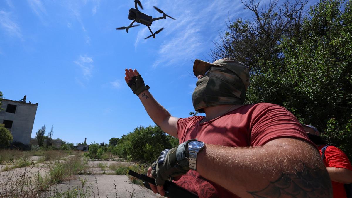 Un miembro de una unidad de defensa rusa lanza un dron al vuelo en Crimea.