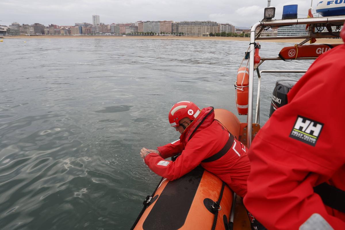 El control de la calidad de las aguas del mar de Gijón, en imágenes