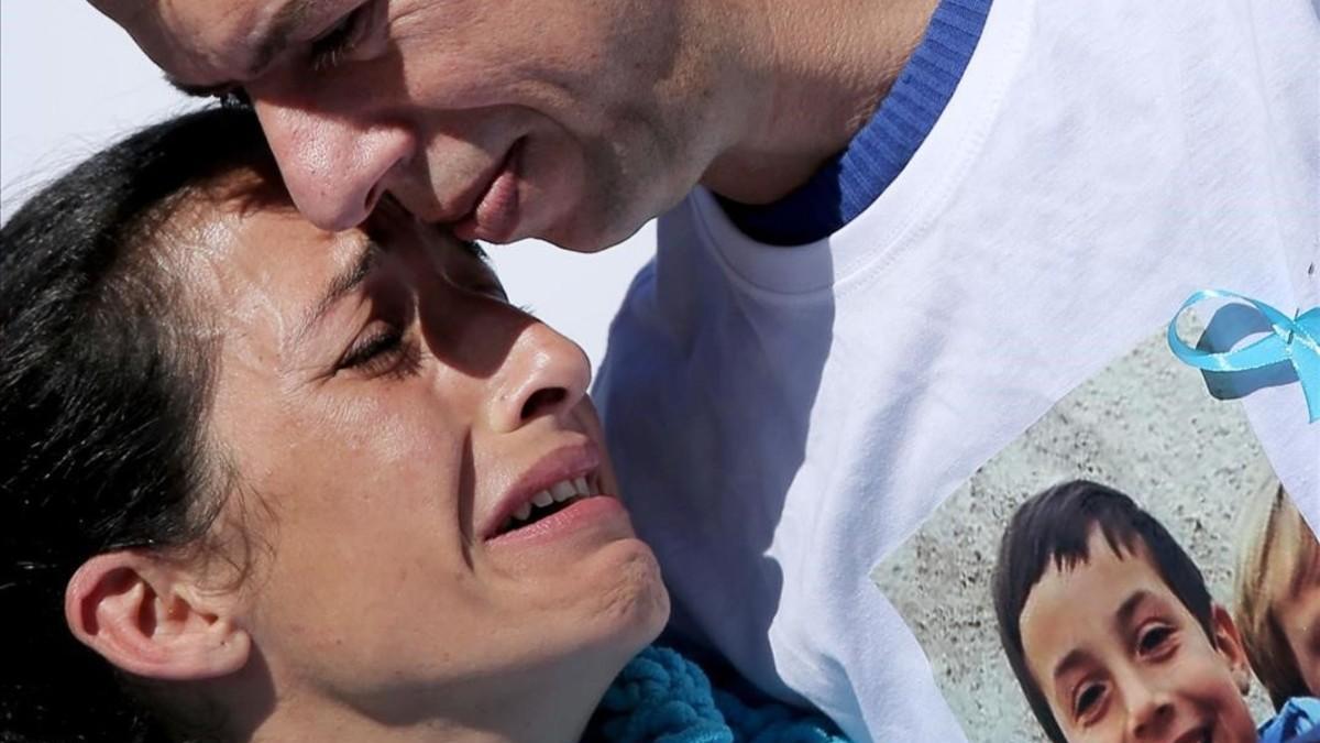 Los padres de Gabriel Cruz esparcen sus cenizas en el mar