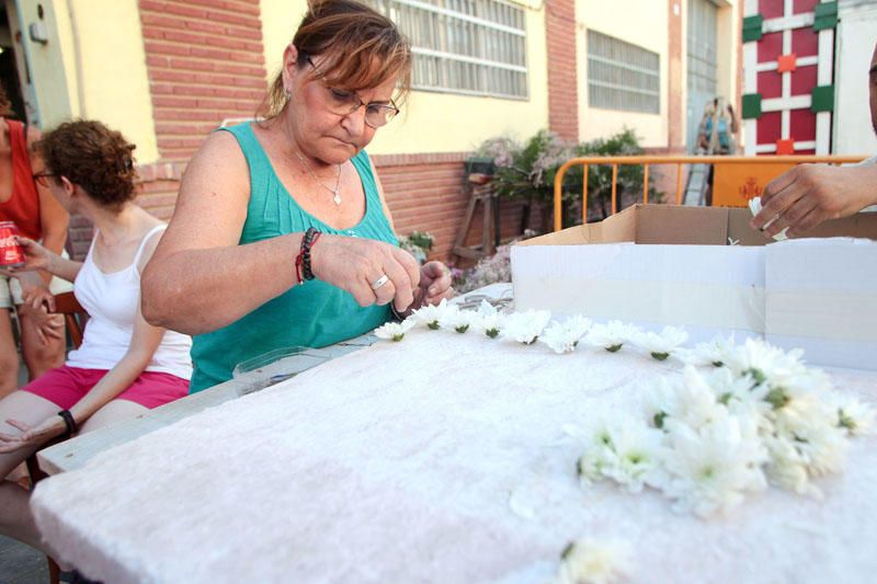 Preparación de las carrozas para la Batalla de Flores