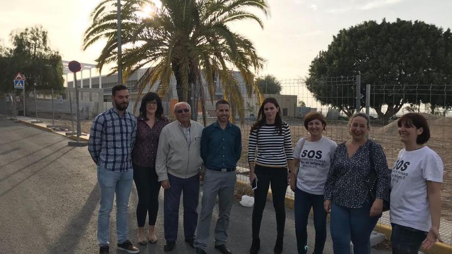 Un momento de la visita de la diputada con ediles del PP de Rojales y miembros de la AMPA