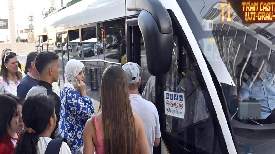 Un grupo de usuarios espera para acceder al transporte público en Castelló