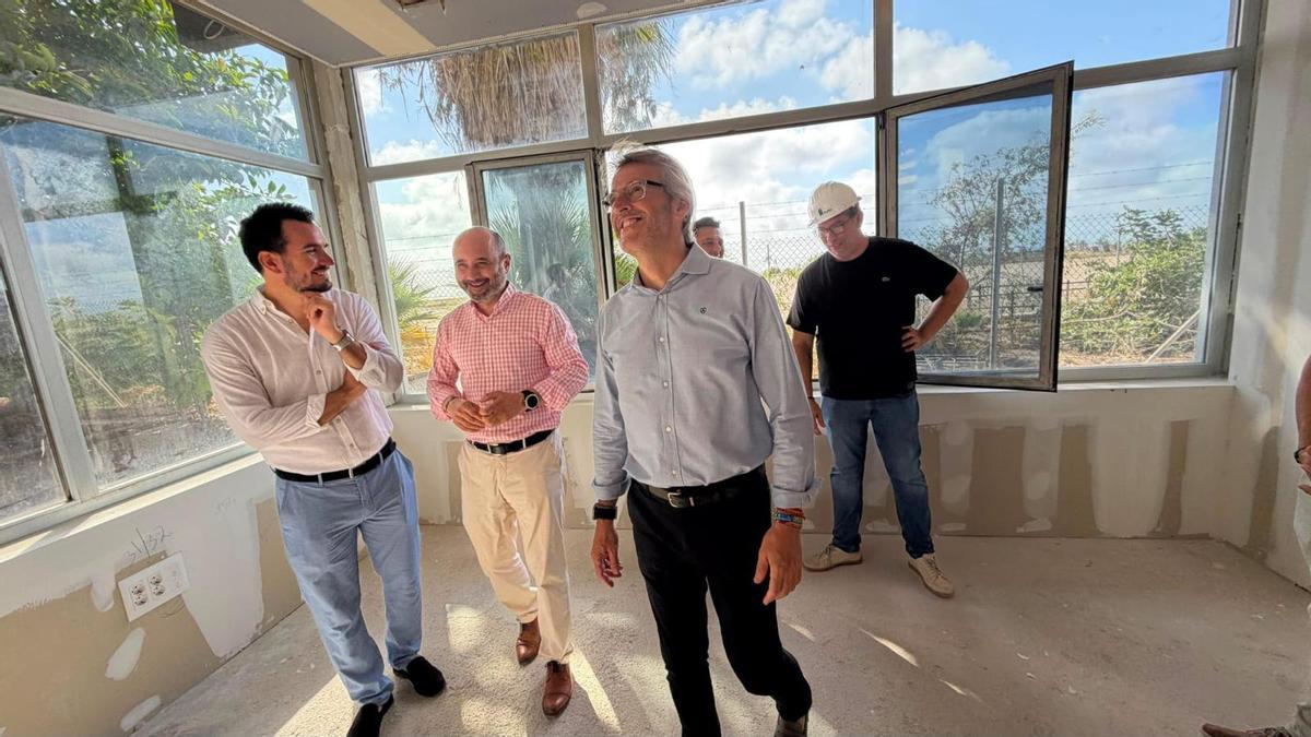 Un momento de la visita del consejero al interior de las instalaciones que están siendo adecuadas.