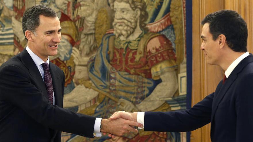 Felipe VI y Sánchez en la ronda de consultas de febrero.