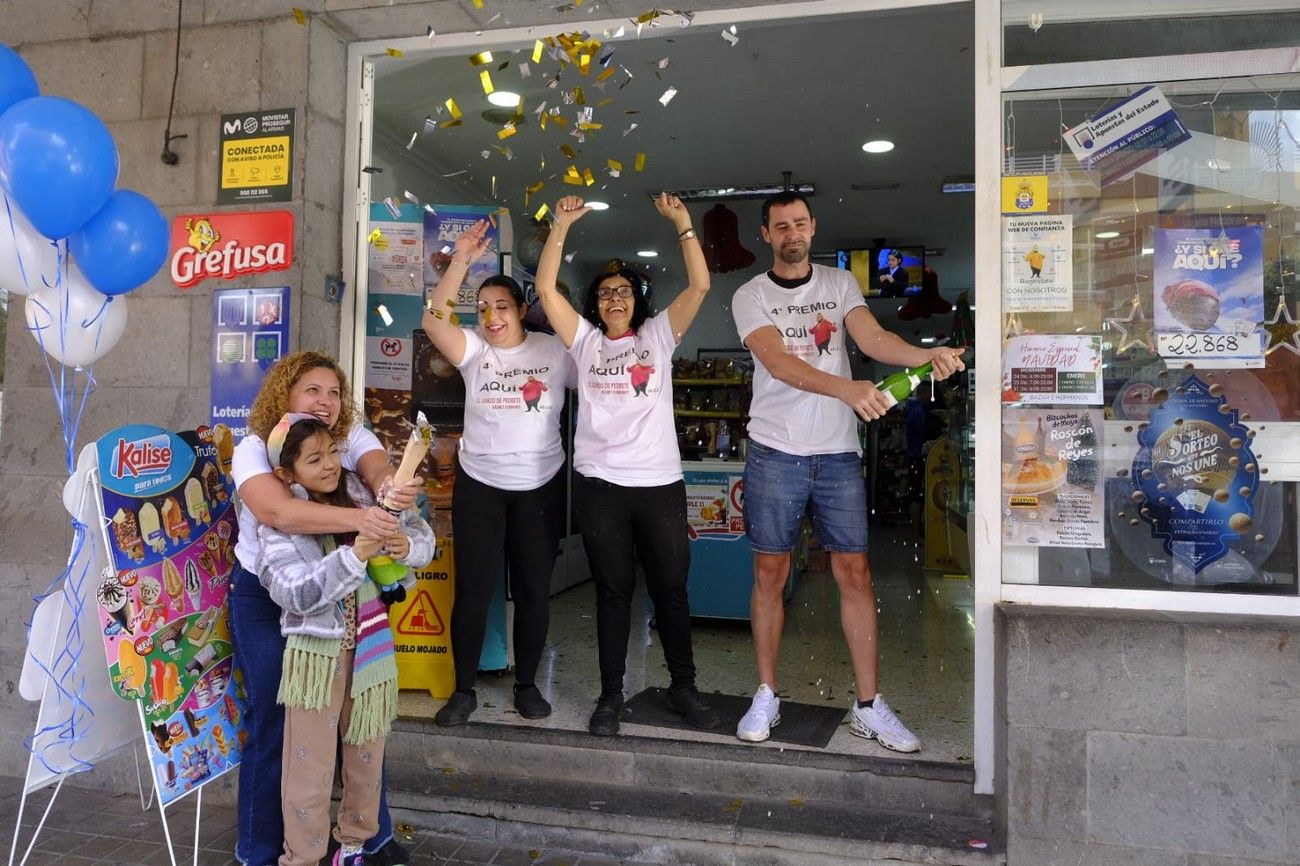 La alegría de los premios de la Lotería de Navidad en Gran Canaria, en imágenes