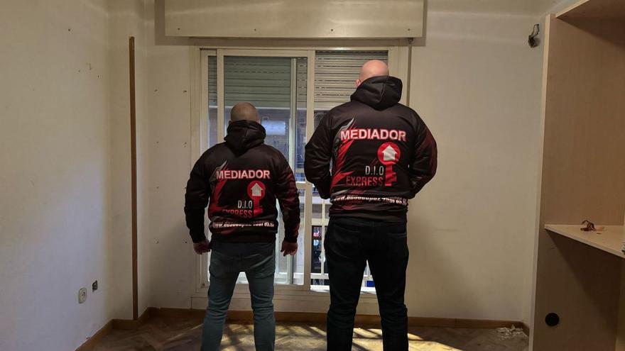 Dos mediadores de Desokupa 24 horas, tras recuperar una vivienda en Vigo.