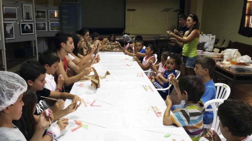 Participantes en los talleres de gominolas y cocina-fusión celebrados en Cerecinos del Carrizal.