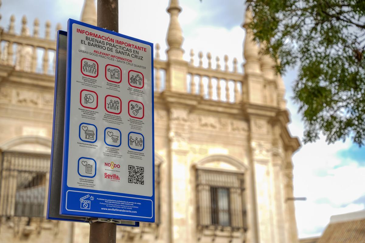 Una de las placas que ha instalado el Consistorio en este barrio del centro