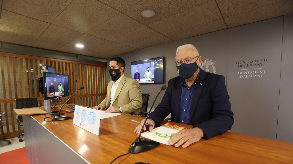 Pepe Bonet, con chaqueta oscura, junto al también edil de Vox, Mario Ortolá.