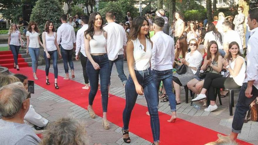 Arriba, desfile de candidatas. En primer término, con el número 1 Laura, Miss Ciudad de Ourense. Abajo, los chicos. // Iñaki Osorio