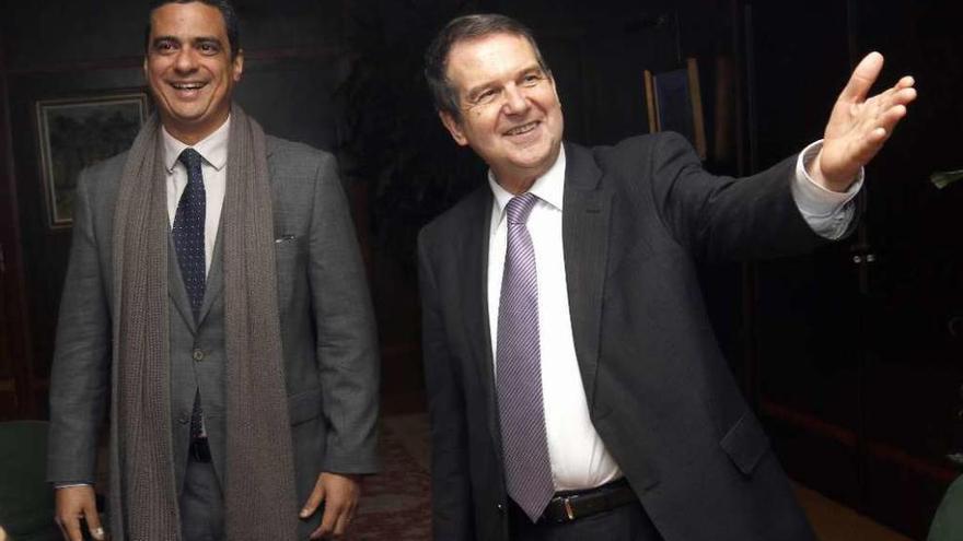 Paulo Henrique Salles con el alcalde, Abel Caballero. // R.G.