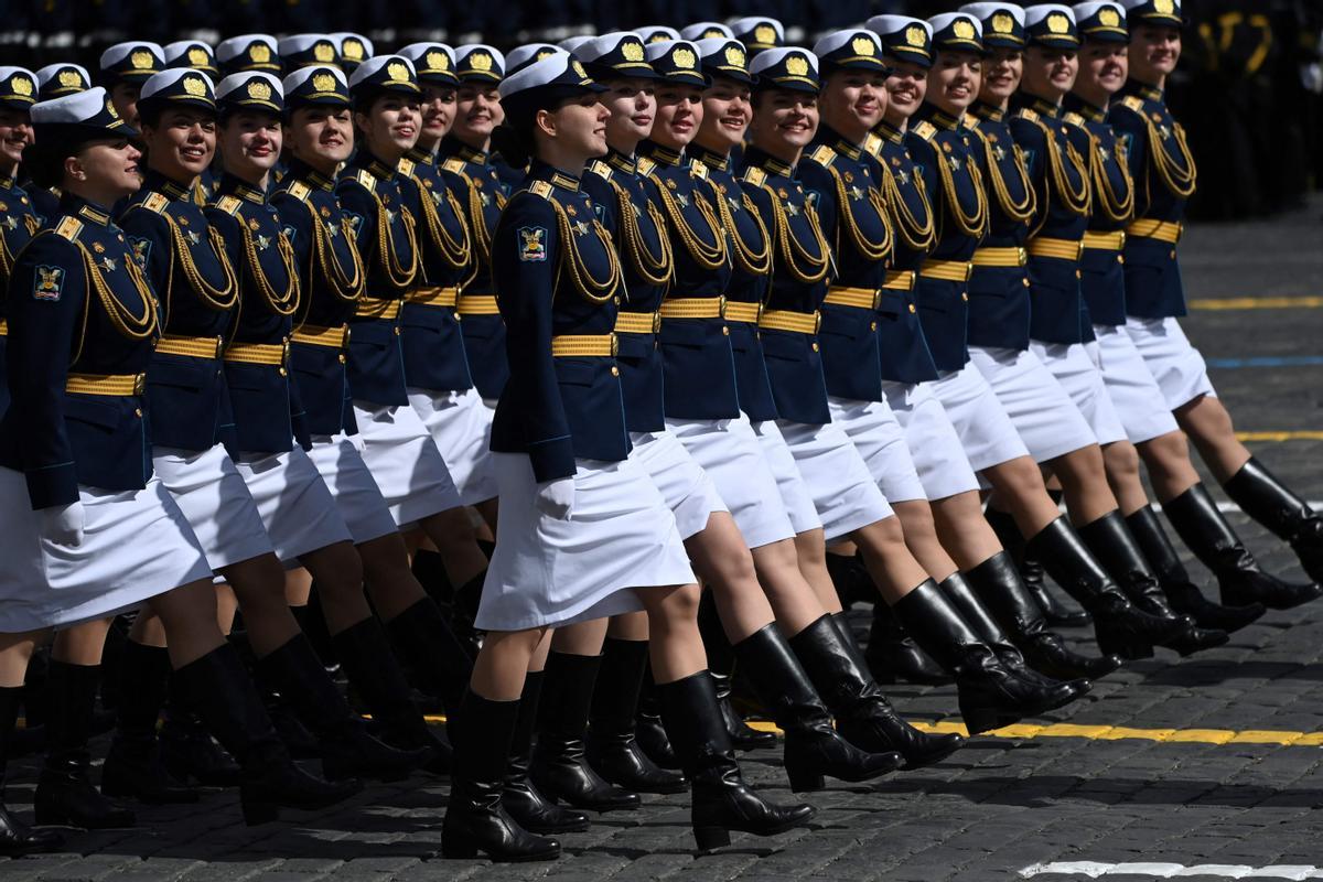 Militares rusas marchan en la Plaza Roja durante el desfile militar del Día de la Victoria en el centro de Moscú