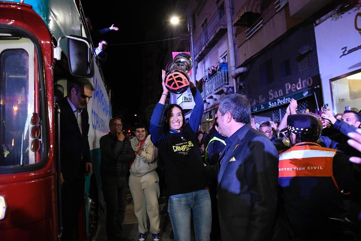 Belén Arrojo, con la Copa de la Reina al bajar del autobús