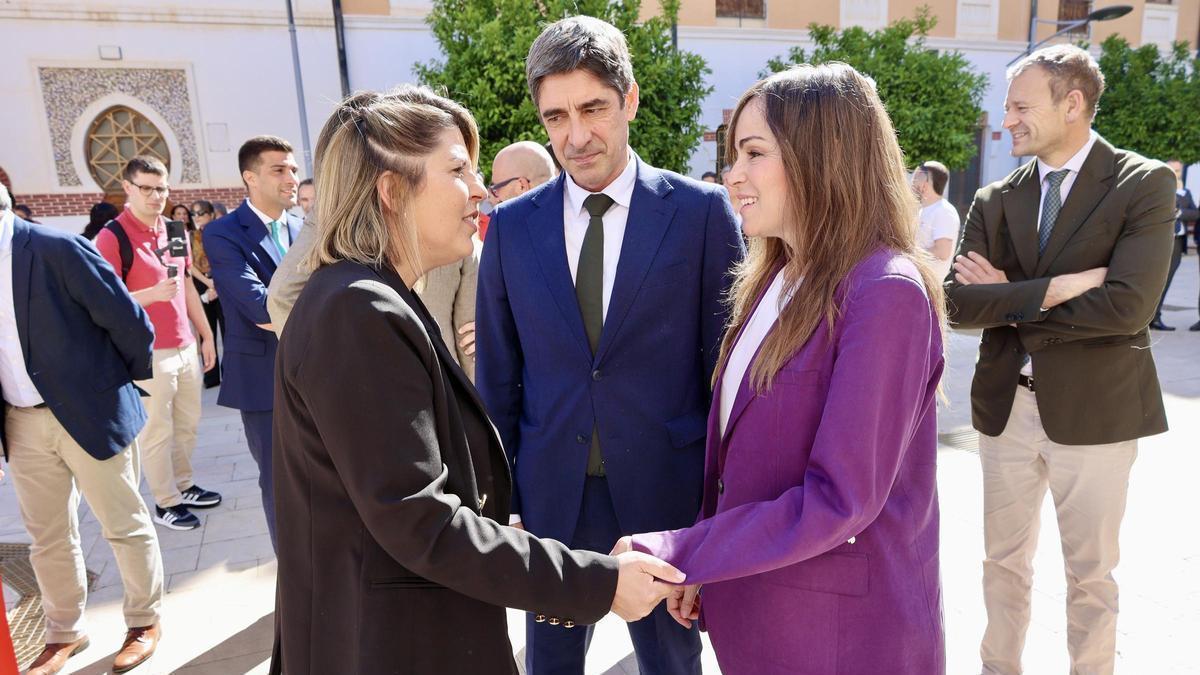 Rebeca Pérez y Noelia Arroyo se saludan a su llegada al III Foro Municipalismo