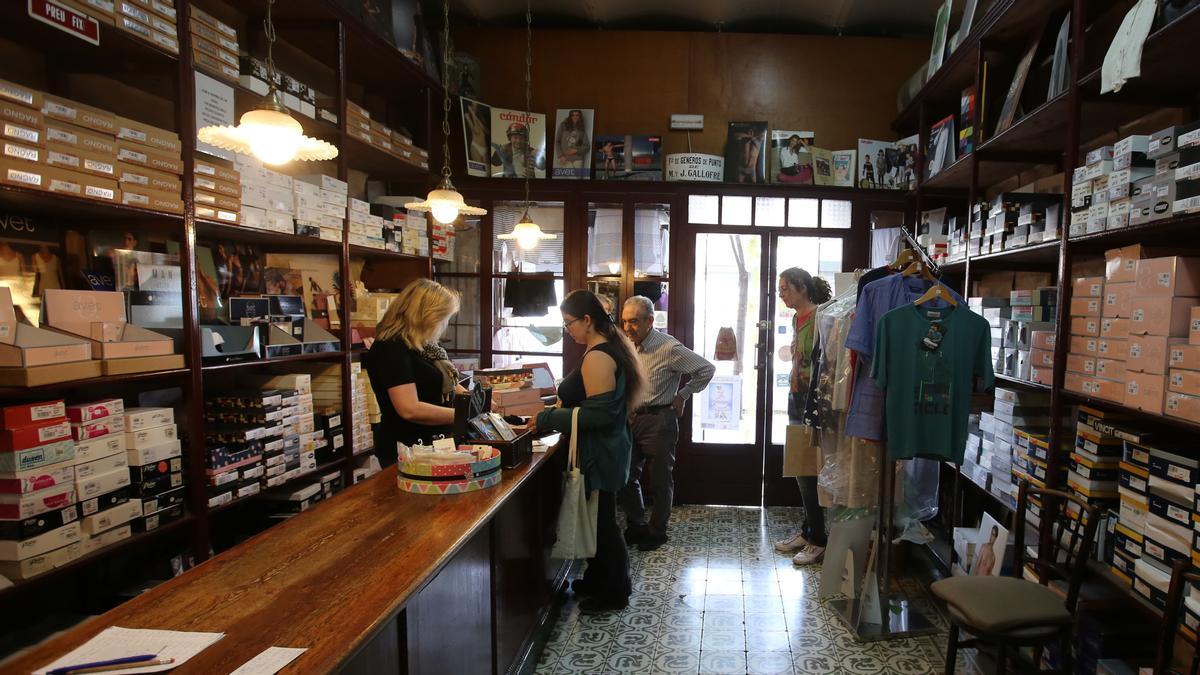 Interior de la tienda de géneros de punto Casa Gallofré, fundada en 1914