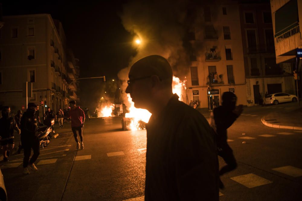 Càrregues i contenidors cremats al centre de Manresa al final de la protesta a la caserna