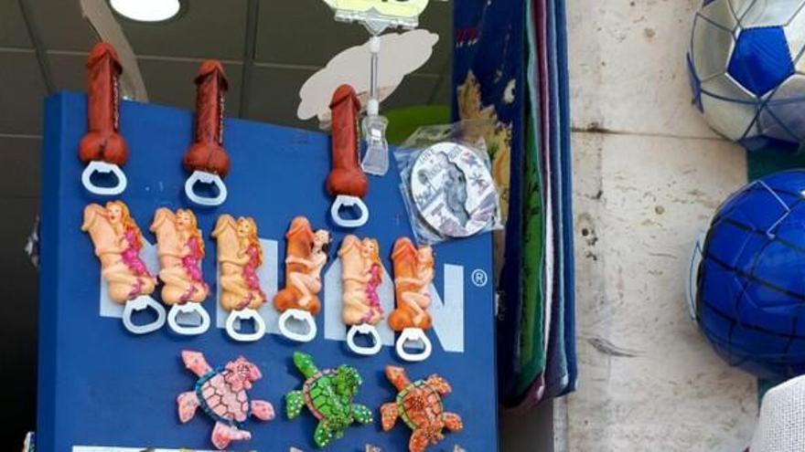 Denunciados varios locales por la venta de souvenirs pornográficos en Lanzarote