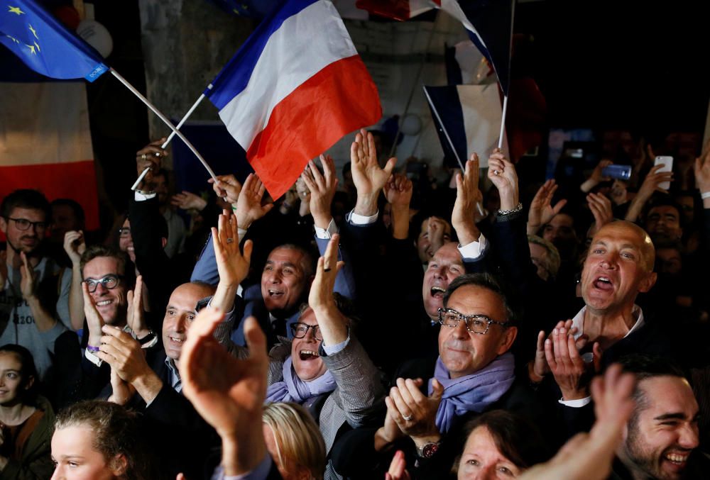 Supporters of Emmanuel Macron celebrate after ...