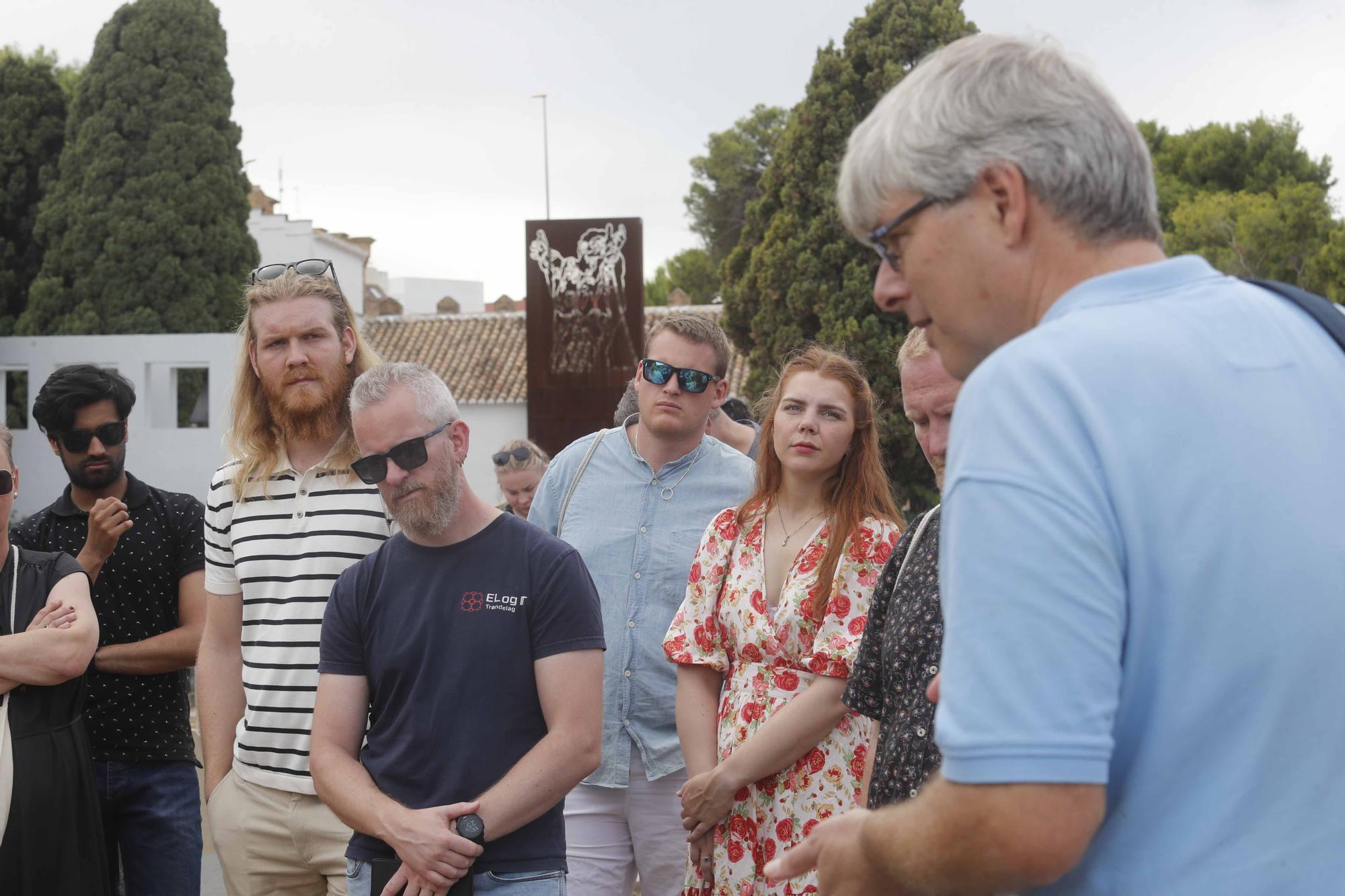 Un grupo de sindicalistas noruegos visitan las fosas de la Guerra Civil en Paterna