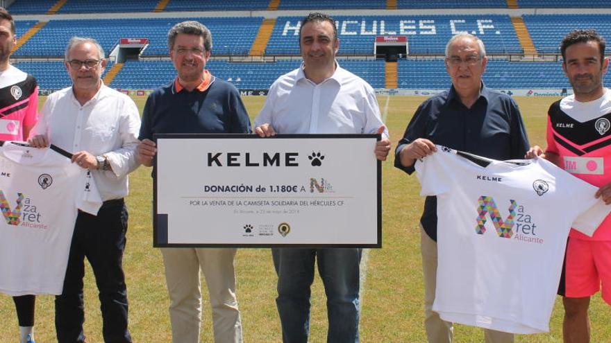 Kelme entrega a Nazaret 1.180 euros por la venta de la camiseta solidaria