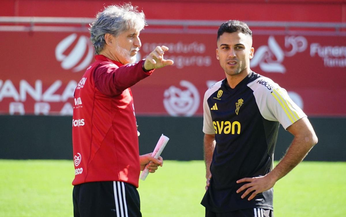 Pablo Alfaro con Amin Abaradan, uno de los fichajes invernales llegados en este final de mercado. | PRENSA REAL MURCIA