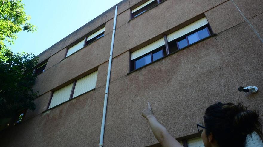 Varios ladrillos se desploman desde una ventana de