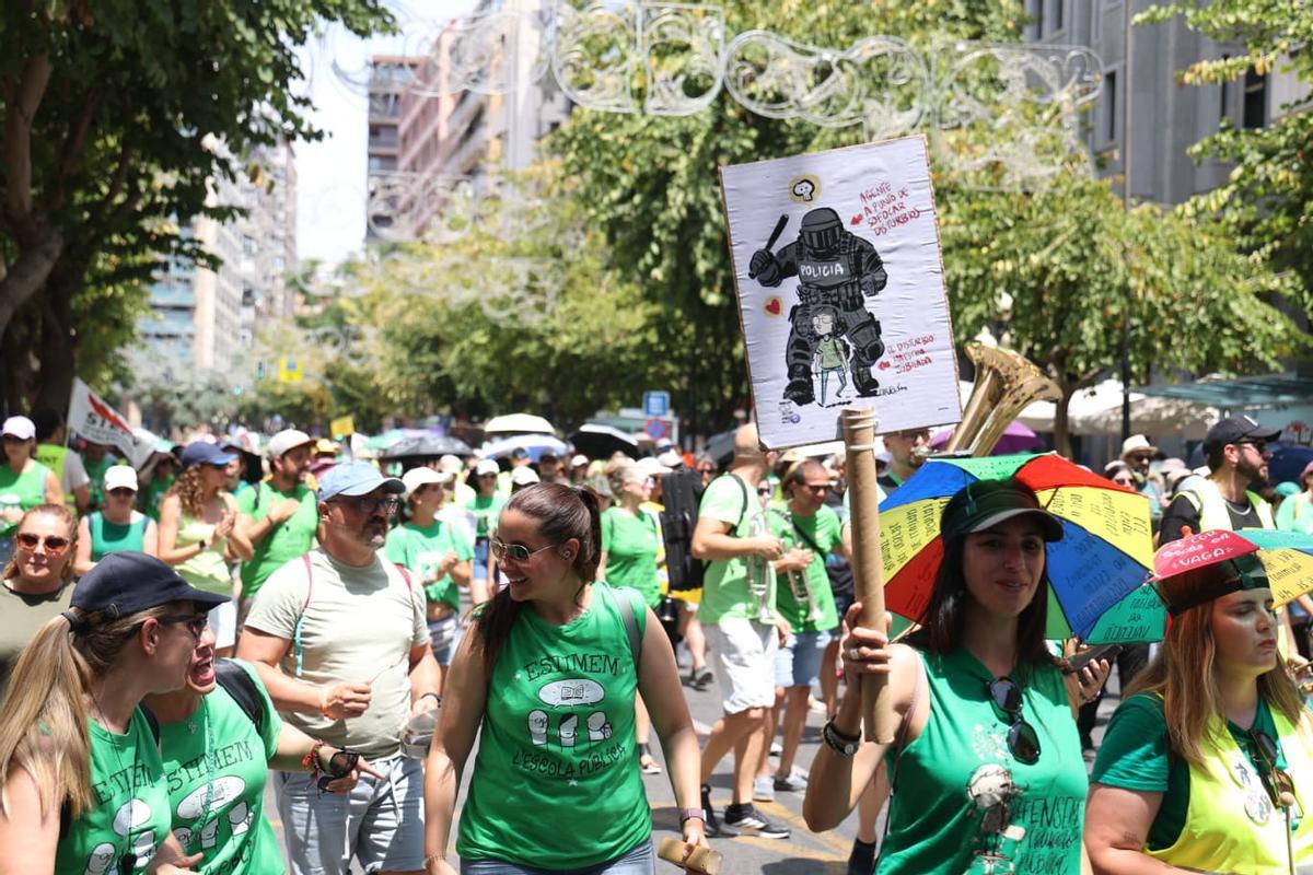 Profesores inundan las calles de Alicante: manifestación de la marea verde este martes