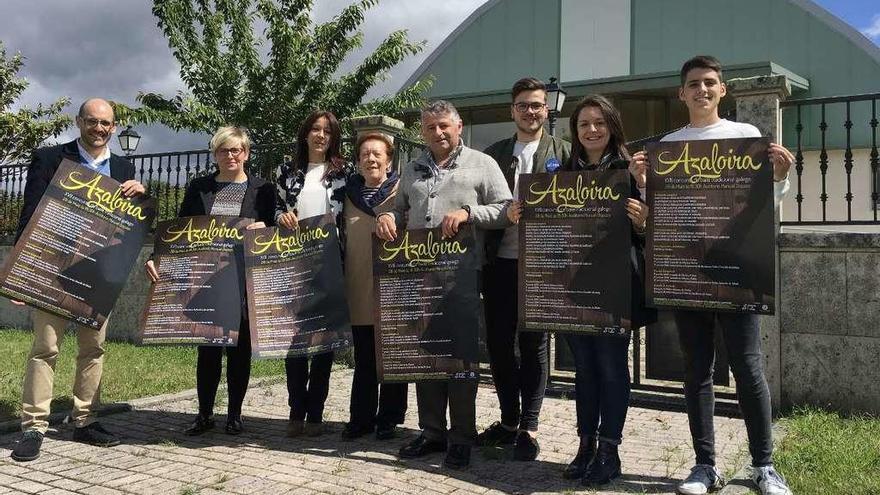 Miembros de Fortín da Pomba y del gobierno local muestran los carteles del certamen.