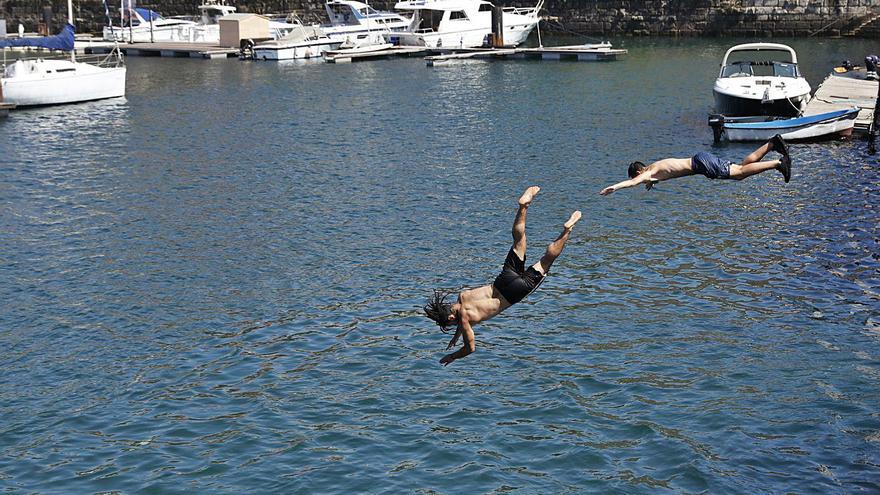 Preocupación policial por el auge de los saltos al agua en el puerto deportivo de Gijón