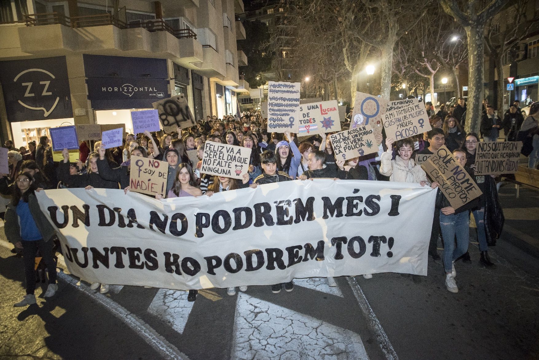 Manresa condemna la violència masclista en la manifestació del 8M