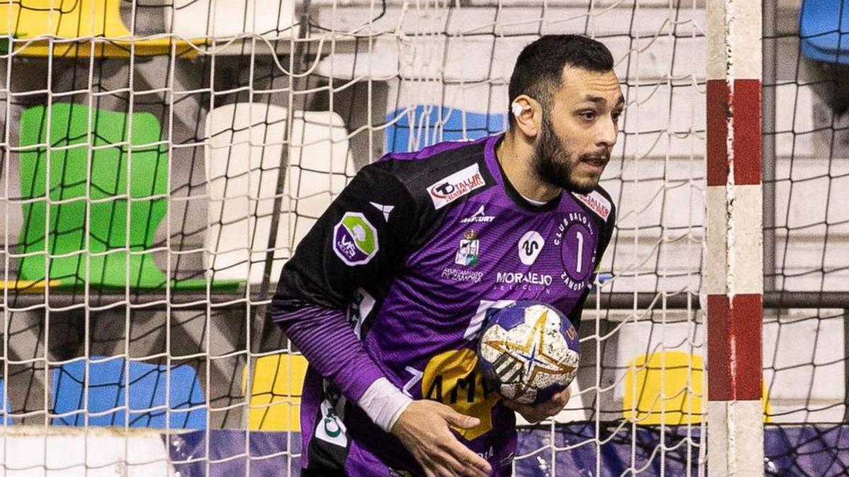 Mendieta atrapa un balón y se dispone a poner el cuero en juego. | Área 11