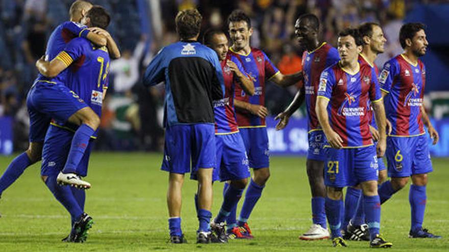 Los asturianos Rubén Suárez y Javi Venta -tercer y quinto por la derecha- celebran el triunfo del Levante frente al Málaga