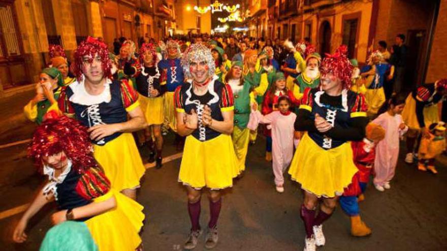 Festeros de diez de las catorce comparsas de El Palamó participaron en la retreta.