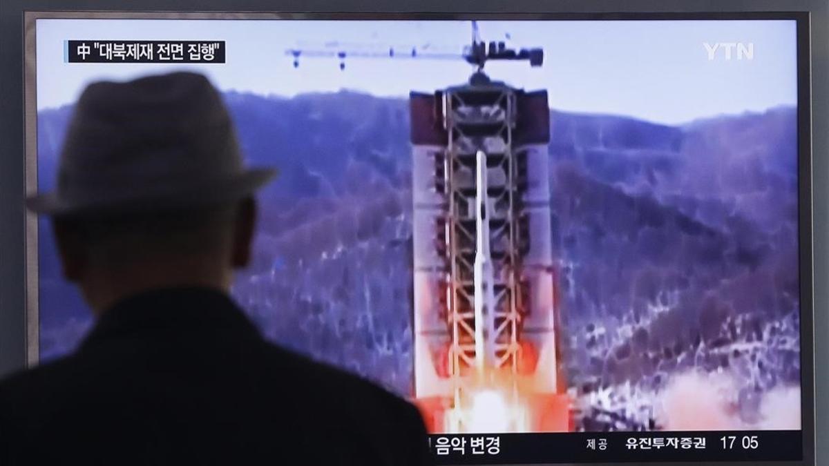 Un hombre observa imágenes televisivas de archivo del lanzamiento de un misil norcoreano, este jueves, en Seúl.