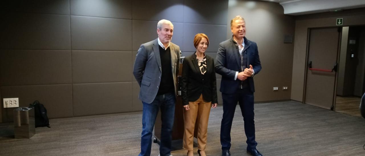 Por la izquierda, Fernando Clavijo, Onalia Bueno y Antonio Ortega, momentos antes de la rueda de prensa celebrada este jueves en el hotel AC Iberia.