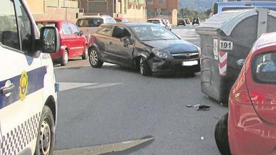 Un joven ebrio colisiona en Onda contra cuatro coches aparcados