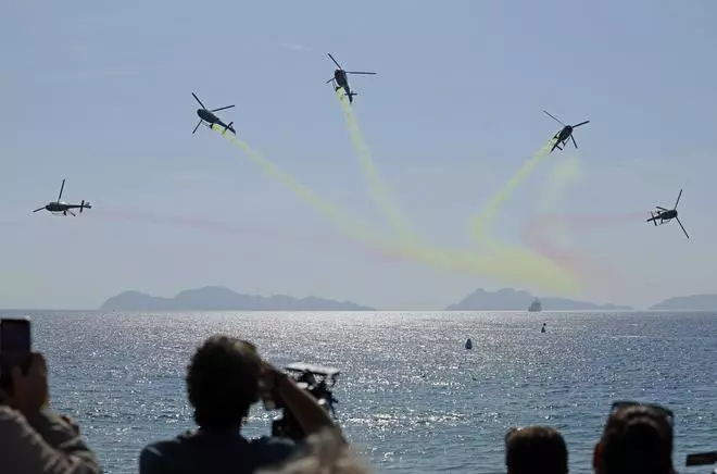 Revista naval y exhibición dinámica ante el Rey por el Día de las Fuerzas Armadas en Vigo