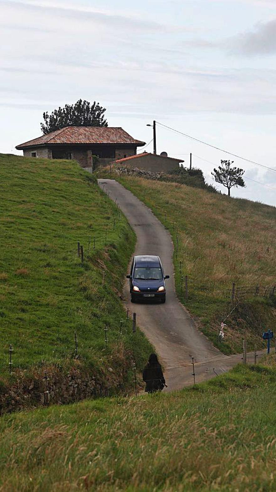 Una vista amplia de la citada finca, llamada La Arquera, con una furgoneta saliendo de la misma.