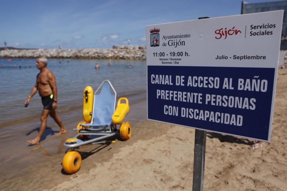 Servicio de baños en la playa de Poniente para personas con discapacidad