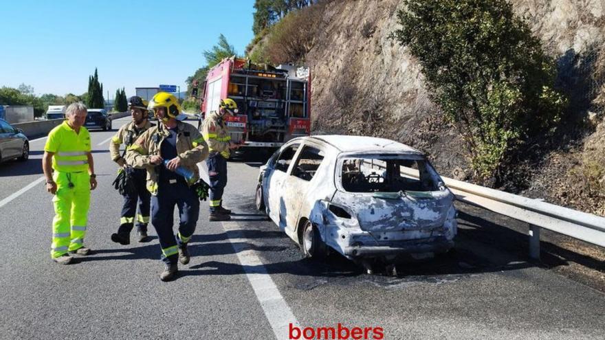 Un cotxe que circulava per l’AP-7 s’incendia i crema cent metres de matolls